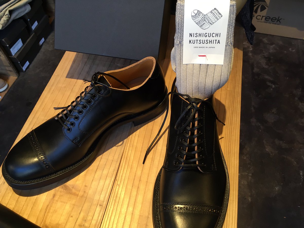 gami_log's tweet photo. 鹿児島のセレクトショップ「mado」にて。
グレーの #靴下 って無骨な黒い #革靴 に合うってことを確認。
実店舗に行く醍醐味ですねぇ。
靴はちょっと高くて買えなかったけど靴下お持ち帰り〜
#poterclassic
#nishiguchikutsushita
#mado https://t.co/FXbFWBdbXr