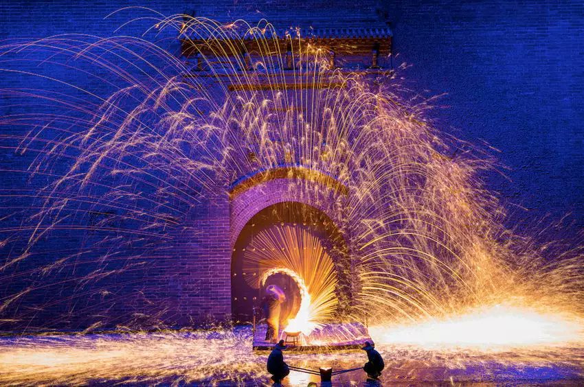 OTOP_CHINA's tweet photo. Da Shuhua - China's unique molten iron throwing tradition light up the night at the historic steel town of Nuanquan. One town one product, follow us to experience a unique China. (Image Credit: network)
 #happynewyear #traditionsofcelebrations #blacksmith #festivaloflight https://t.co/RvNZhs1gsD