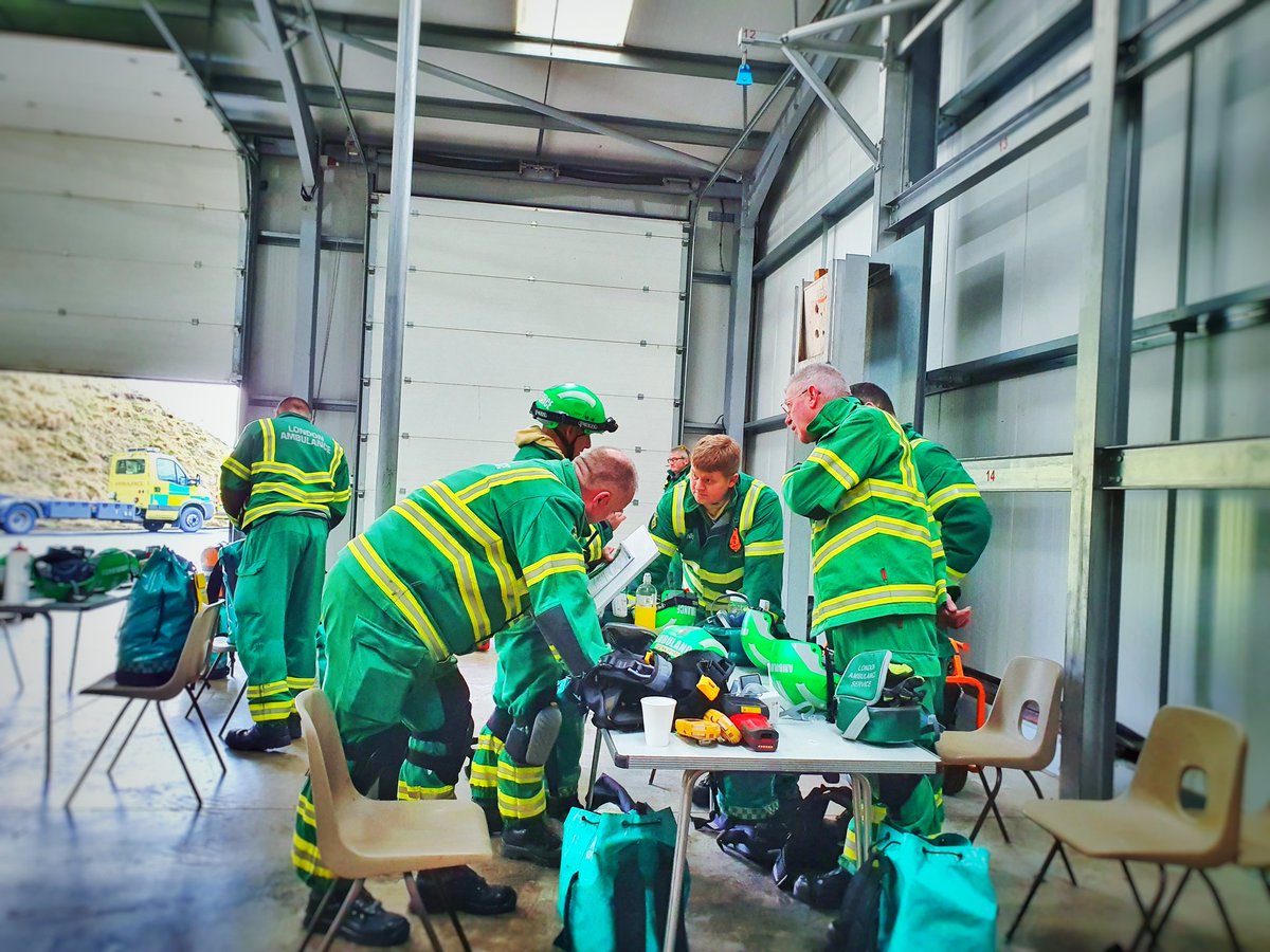 LAS_HART's tweet photo. Preparation is KEY.
#METHANE #IIMARCH
Briefings are essential to formulating a rescue plan.
The team are preparing to rescue @RuthLeeLtd who is stuck on a collapsed crane. (training)
@LNAACT also joined us for a photobomb. 😁👍
@LAS_HART @Ldn_Ambulance @NARU_org #ukhart #USAR https://t.co/FVc3m0lWxv