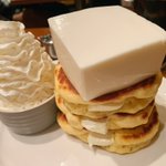 レアチーズがたまらない？巨大なレアチーズが乗ったクリームチーズパンケーキが食べられるお店!