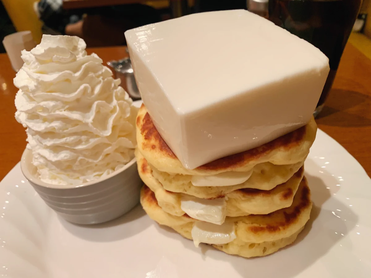 レアチーズがたまらない？巨大なレアチーズが乗ったクリームチーズパンケーキが食べられるお店！
