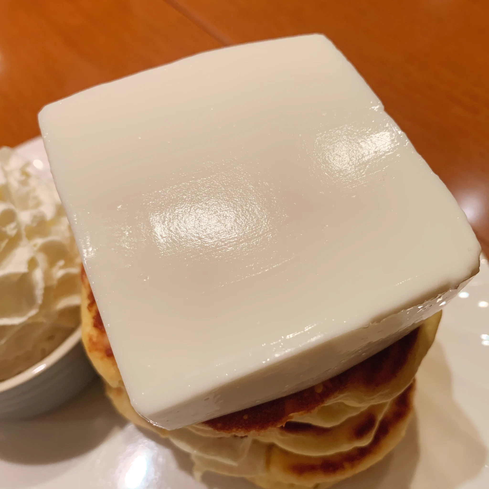 レアチーズがたまらない？巨大なレアチーズが乗ったクリームチーズパンケーキが食べられるお店！