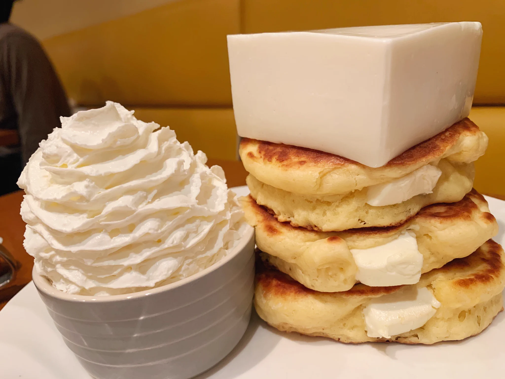 レアチーズがたまらない？巨大なレアチーズが乗ったクリームチーズパンケーキが食べられるお店！