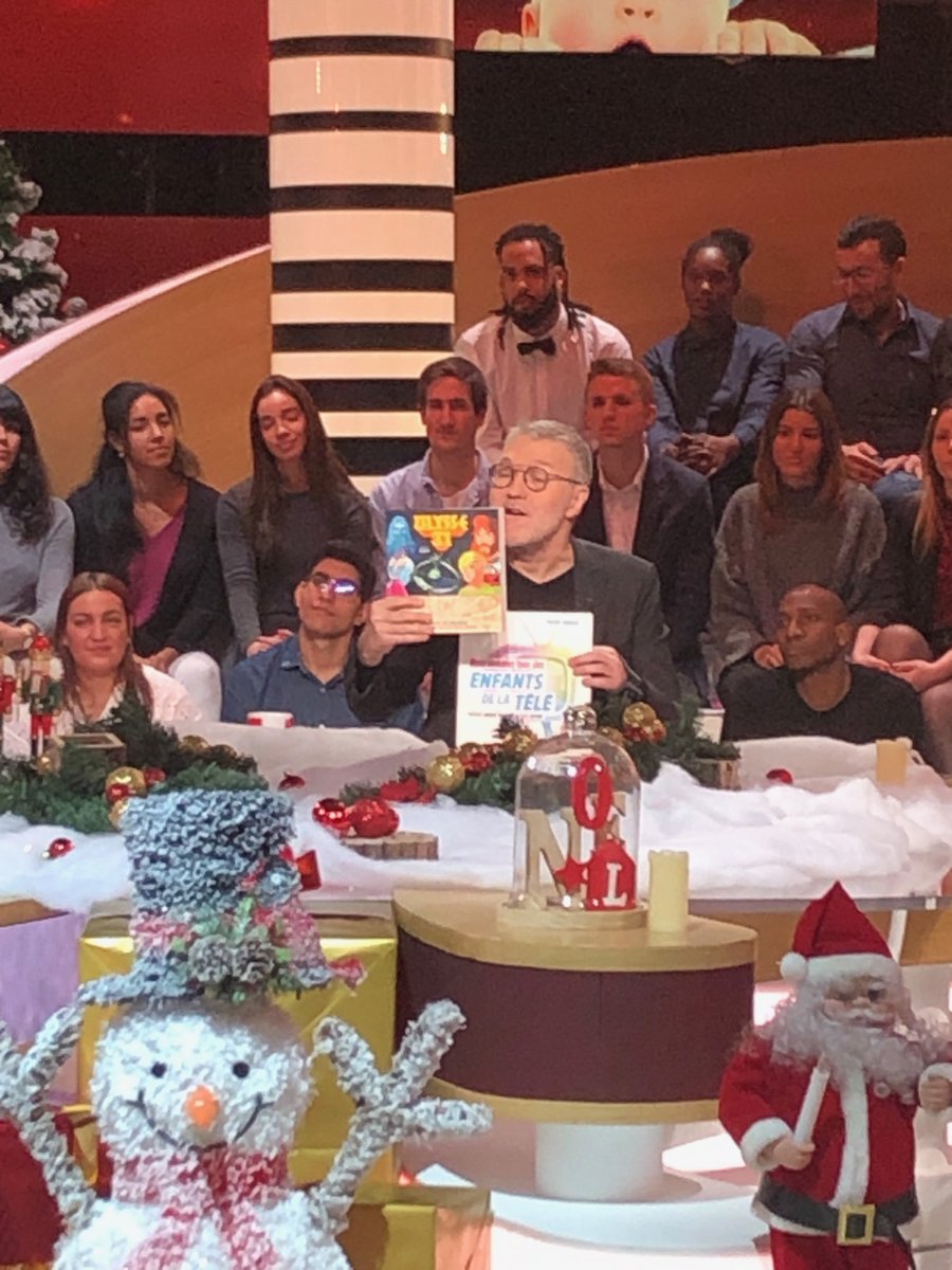 Laurent Ruquier, après avoir présenté le livre de Thierry Moreau, a enchaîné sur celui d’#ulysse31.
Ça, c’était lors de l’enregistrement. Ce dimanche, le livre a disparu des écrans ! Reste cette photo 😃

#EnfantsTV  <a href="/ThierryMoreauTM/">Thierry Moreau</a>  @France2tv <a href="/EnfantsdelaTV/">Les Enfants de la Télé</a>  <a href="/ruquierofficiel/">Laurent Ruquier</a>