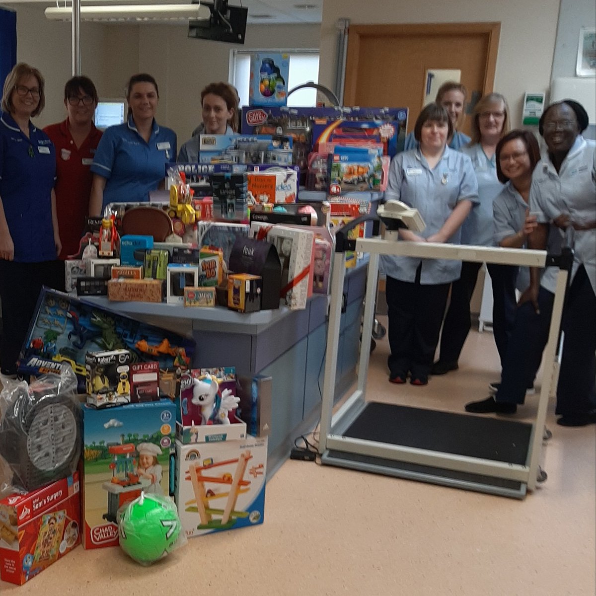 BelfastTrust's tweet photo. A huge well done to the staff and patients within Renal, who collected toys and gifts for @cashforkids and thank you @fonacabbelfast drivers who also kindly donated. 👏👏 https://t.co/9R4rcIO3S4