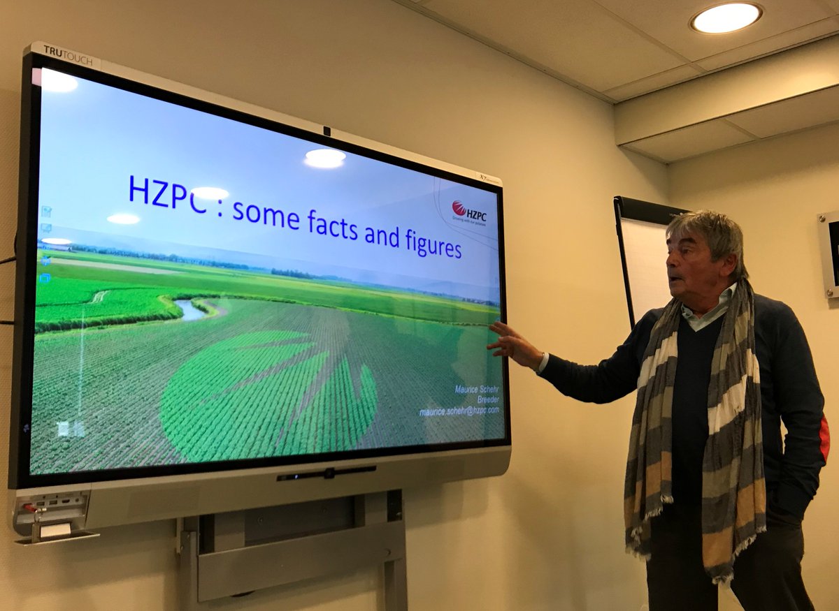 PeterJohnButton's tweet photo. During recent visit by #Nigeria delegation, Maurice Schehr @HZPC explained that 🥔 #plantbreeding in #Netherlands is by #farmers for farmers 👨‍🌾👩‍🌾 and why #upov #PlantVarietyProtection is needed for long-term success. @NASC_NG  #NewPlantVarieties https://t.co/BgWLB7YkLj