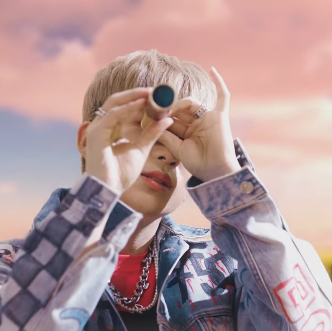 yunhoni's tweet photo. ateez lightstick theory : what if they use a pirate telescope. we had a lot of reference in the mvs + it was "used to spot landmarks &amp; islands from a distance", which means ateez is going more worldwide &amp; targetting more countires by "bringing atiny near". ateez world domination! https://t.co/eenOJ0od56