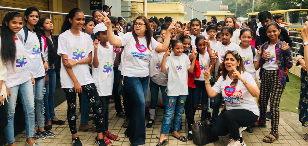 BookAChange's tweet photo. Bringing in Christmas with Chulbul Pandey on 21st December, where 1000+ children had an action packed morning watching their favorite star on a large screen.
#bookasmile #bookmyshow #TeamSpreadingSmiles #dabangg3 #moviescreening #NGOs #PVR #SKF #movies #christmas #christmas2019 https://t.co/by198IJebA