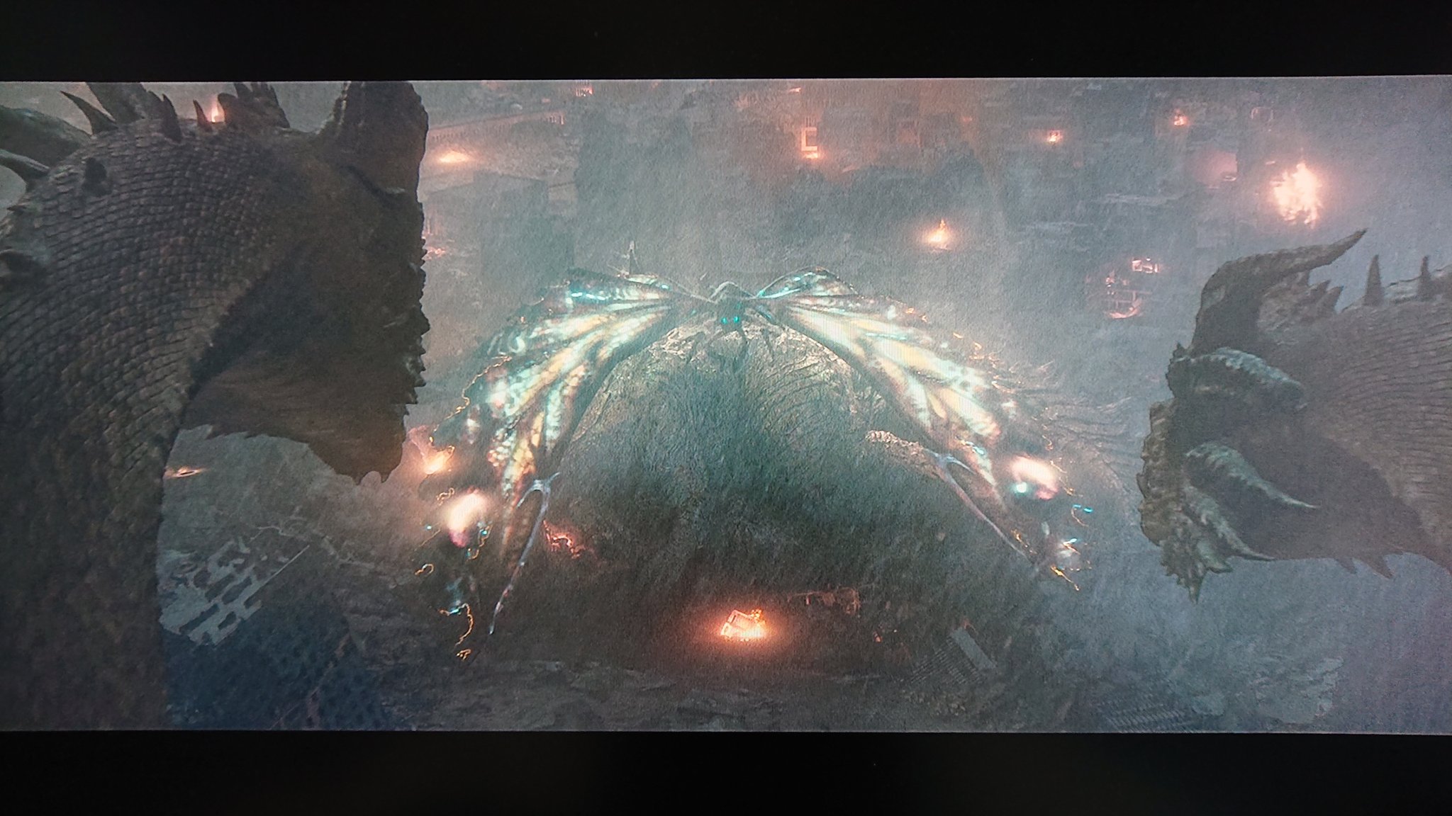 Take7700 最後のゴジラとキングギドラの決戦は凄い さすがハリウッド映画 お金かけてますわ モスラがゴジラを助けるシーンは泣けますよ そして最後の1コマ ゴジラマニアならすぐに分かるハズ ゴジラ キングオブモンスターズ
