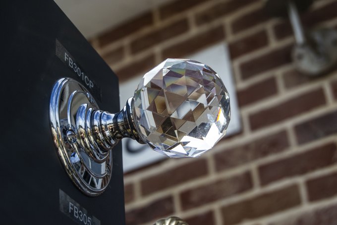 eHardwareltd's tweet photo. You can instantly add class, elegance and sophistication to your home by exchanging your plain and dated door knobs with antique, chrome, crystal or glass door knobs 🔐🚪 https://t.co/AY9NLcNZmm https://t.co/5UD15JxtoM