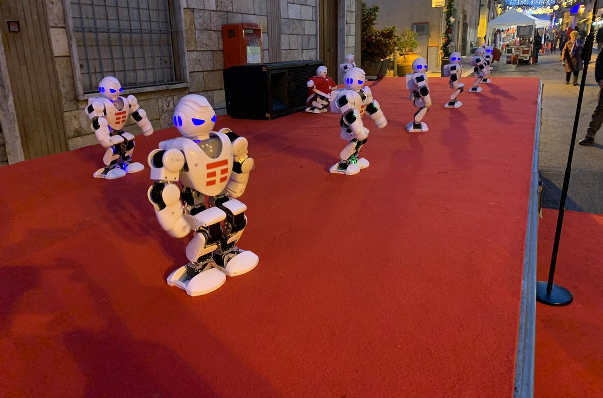 TIM_Official's tweet photo. I #RobotTIM presenti alla manifestazione ”Natale in Arte” di Tolfa: il centro storico si trasforma, per la gioia di tutti, in un grande Villaggio di Babbo Natale fino al 6 gennaio. https://t.co/CPe3TwfbTO