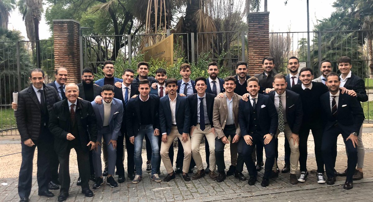 Ayer tuvo lugar la tradicional comida de Navidad de la Escuela de Fútbol Paco Pradas, en la que participaron todos los cuerpos técnicos y la directiva.

Gran día, y gran familia! ❤⚽