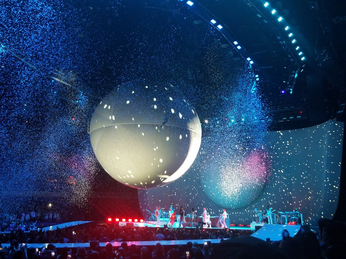 ARMY_KPOP_97's tweet photo. #SweetenerTour has come to an end and I just want to Thank @ArianaGrande for 2 incredible night 💕😍 till next time ✌🏽
Thank u, next 💋
May 14, 2019
December 12,2019
#SWTPhoenix https://t.co/quMmIVVGgy