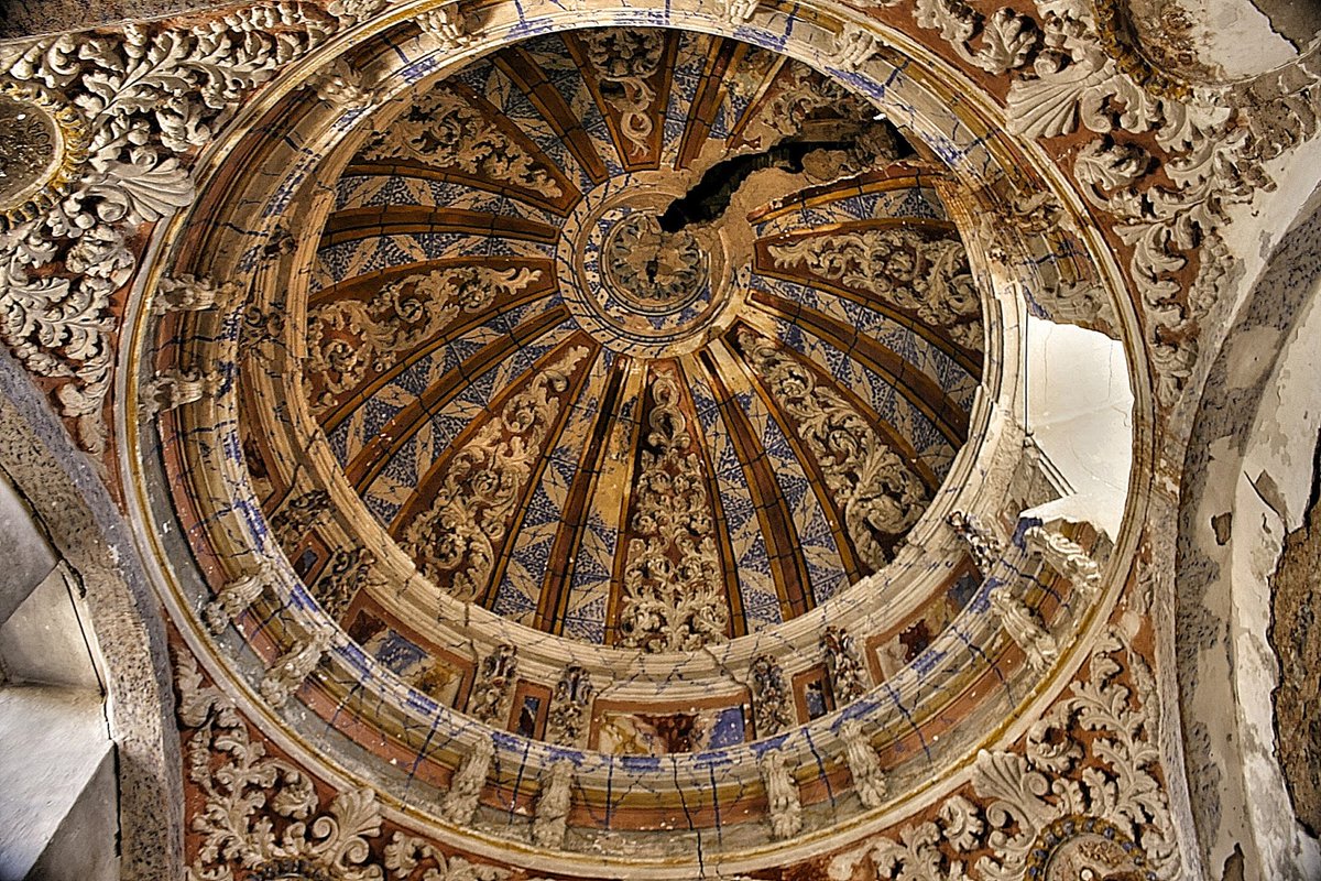 soriapatrimonio's tweet photo. Desconocíamos la iglesia de #Cabreriza y sus preciosas cúpulas barrocas. Que tristeza da verlas en este estado. Estas para @elbarroquista y @BerniniRocks. Imágenes de https://t.co/mzYrwhb6lu. https://t.co/LsqKWMgYAV