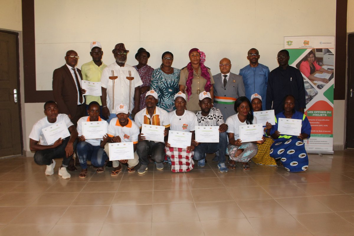pejedec's tweet photo. Ce samedi 21 Décembre 2019, nous avons participé à la cérémonie de remise des attestations aux jeunes bénéficiaires de la ville de Sassandra. 
@pejedec 
https://t.co/ylBwnwimnO https://t.co/ksS2DTO0hC