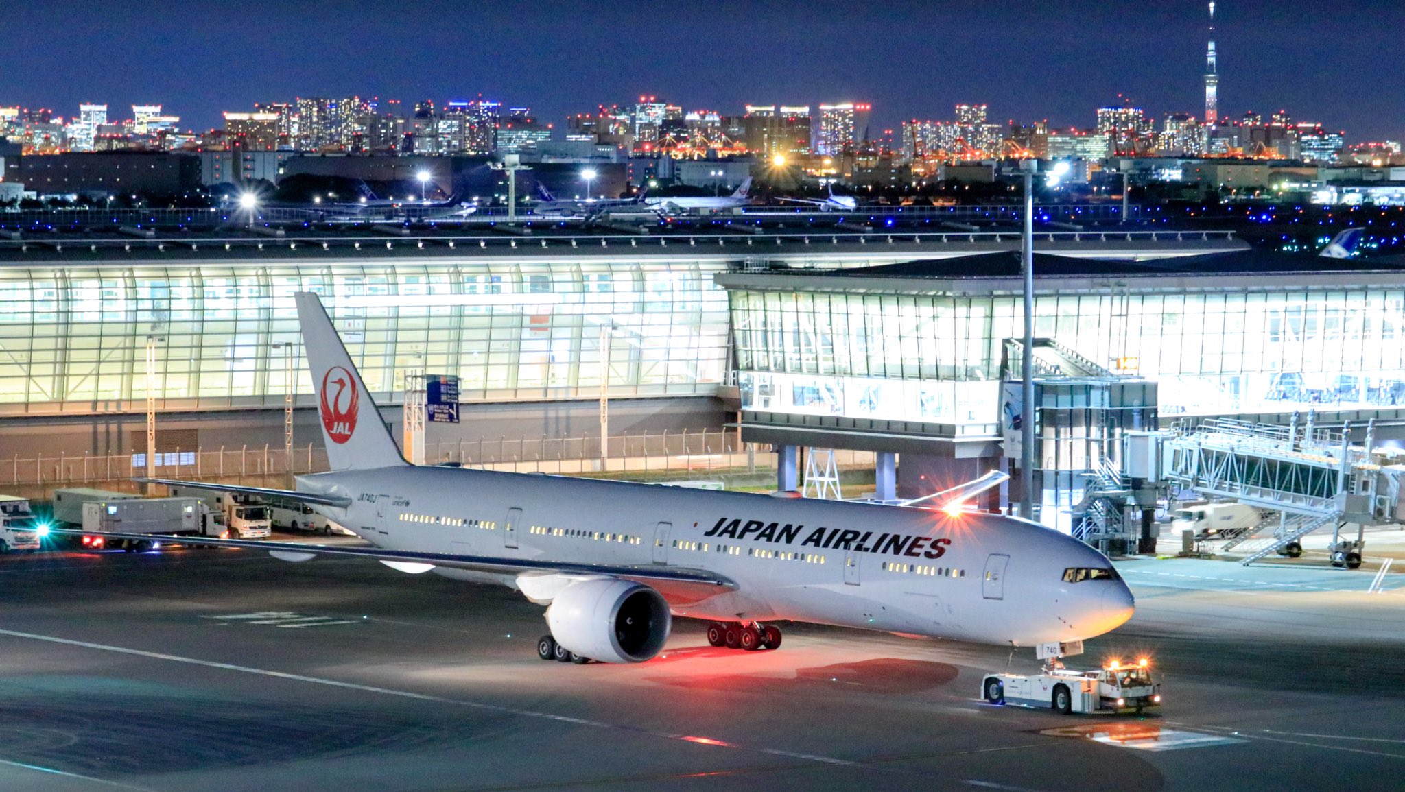 やまのクマ Night Departure 東京の夜景とjalの777を絡めてみました アンコリもバッチリ点灯 スカイツリーも一緒に入れてみました インタミは綺麗な夜景が撮れますね 風が毎回強いのが難点やな Jal 77 羽田空港 ファインダー越しの私の