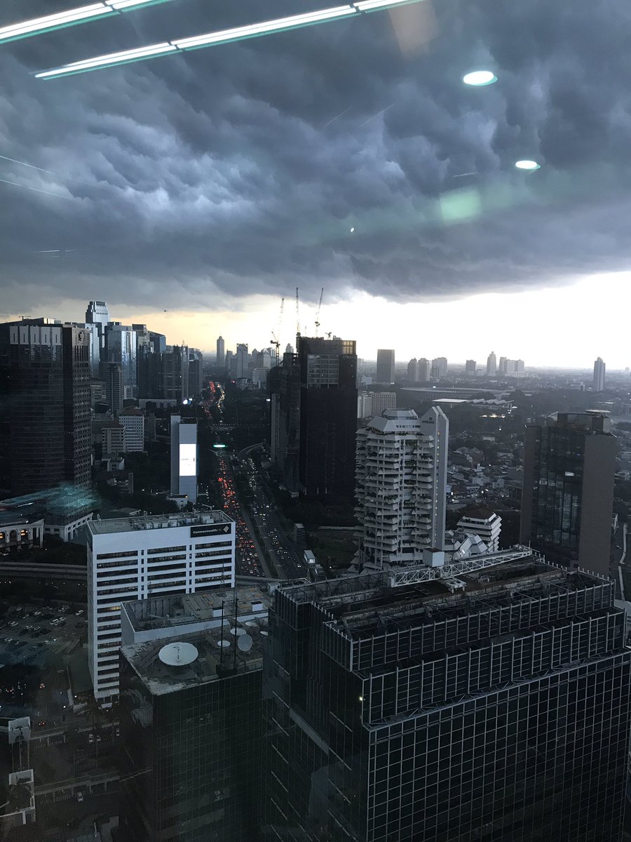 alonkii's tweet photo. Anjay Jakarta ngeri banget ada apaan nih https://t.co/A8uGZajn2E