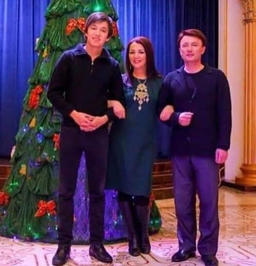 dimashdearsph's tweet photo. [12.23.2019] @dimashdearsph #Throwback photo of @dimash_official with his parents. Posted by his father on his IG. Beautiful family 😍😍😍 2016 ж. 17 желтоқсан. Димаштың Ақтөбе қаласындағы "Қоныс" спорт сарайында өткен жеке концертінен соң. https://t.co/rafWe0B1lO