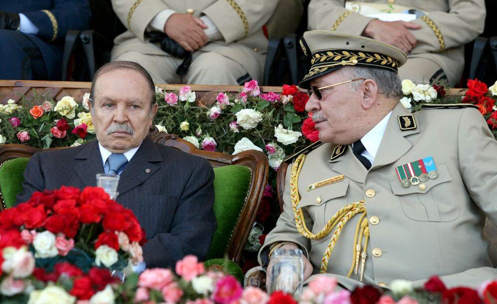 Quel destin! L’homme qui abrège la vie politique de #Bouteflika et installe sa clique en prison s’en va avant lui et sans assister à la suite du procès.