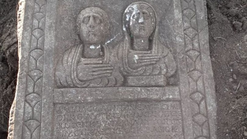 Kütahya’daki Tarlada 1800 Yıllık Mezar Taşı Çıktı haberturk.com/traktorun-pull… #DahaFazlaArkeoloji