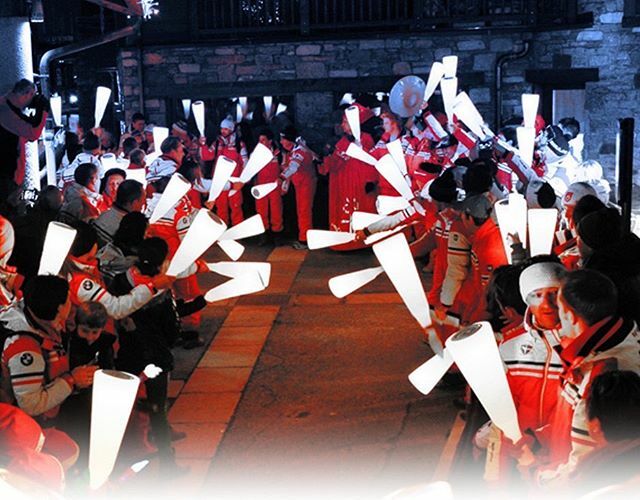 esf1650's tweet photo. 🇫🇷 Aujourd'hui ne manquez pas le passage du Père Noël accompagné des moniteurs de l'ESF de Courchevel 1650 et leurs flambeaux ! 🎅🏼🎄 Rendez-vous à 17h30 derrière le Manali 
On vous attend nombreux(ses) ! 🇬🇧 Don't miss Santa Claus today he will be pass… https://t.co/yZWXKCy9P1 https://t.co/n6doQnksjS