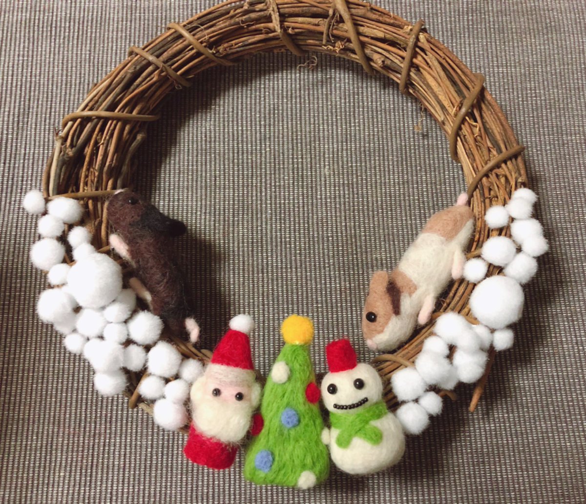 はむやしき 正太郎と ﾓﾝﾁｬｯｸが走る クリスマスリース なんとか完成したけどちょっと手直ししたほうがよさそう D 正太郎 Shotaro モンチャック Monchuck ハムスター Hamster 羊毛フェルト クリスマスリース クリスマス T Co
