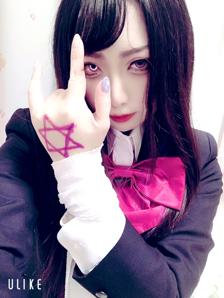 七栄 セツ しろみ A Twitter 遅くなりましたが 松浦学園 お疲れ様でした 当日いらすとやさんの 中二病の女の子 が自分で考えたかっこいいポーズを取っているイラスト のコスしてましたスタッフです イラストで見えない部分の邪気眼と覚醒の印である頬に浮かんだ古代