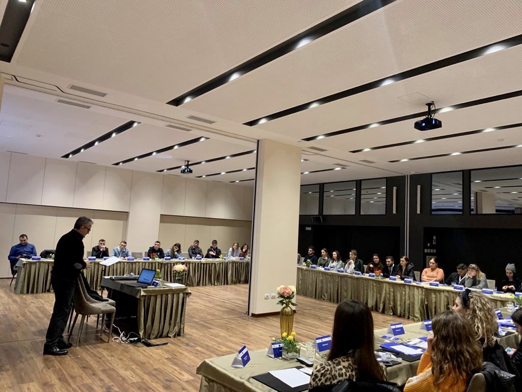 BelindKellici's tweet photo. Fundjaven e mbyllem me nje bashkebisedim sebashku me ekonomistin e mirenjohur Dritan Shano, mbi ideologjine politike/ekonomike te se djathtes! Rinia eshte potenciali me i madh i Shqiperise dhe i takon rinise te beje ndryshimin e shumepritur!
#FRPD #GRUD #GjimnazistetFRPD 🔛🔝 https://t.co/CWeiVq0ERi