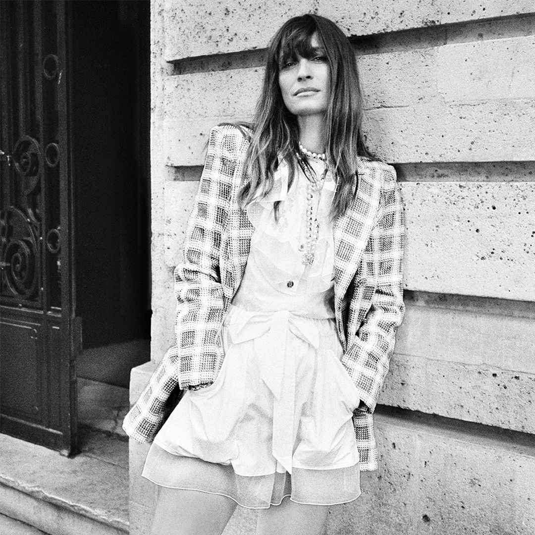For the Spring-Summer 2020 pre-collection, the rigour of a tweed CHANEL jacket is softened by ethereal or casual fabrics, exuding a cool and chic allure that lights up everyday life.
#CHANELSpringSummer
Now available in boutiques. See more on http://chanel.com/-T-RTW_Precoll_SS20 …