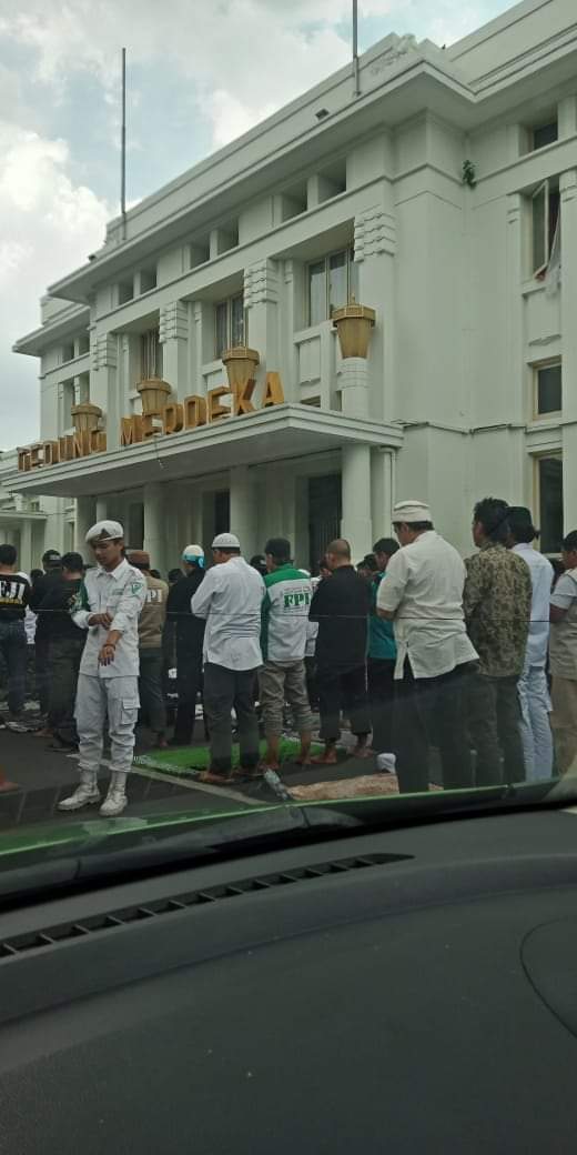 gtuajalah's tweet photo. Di depan teh ada masjid gede atuh. Masjid Alun2 Bdg. 2000 jamaah jg masih masuk. Nanaoan shalat di jalan, da lebaran masih lama atuh 😅 https://t.co/vyTxTTNwVF