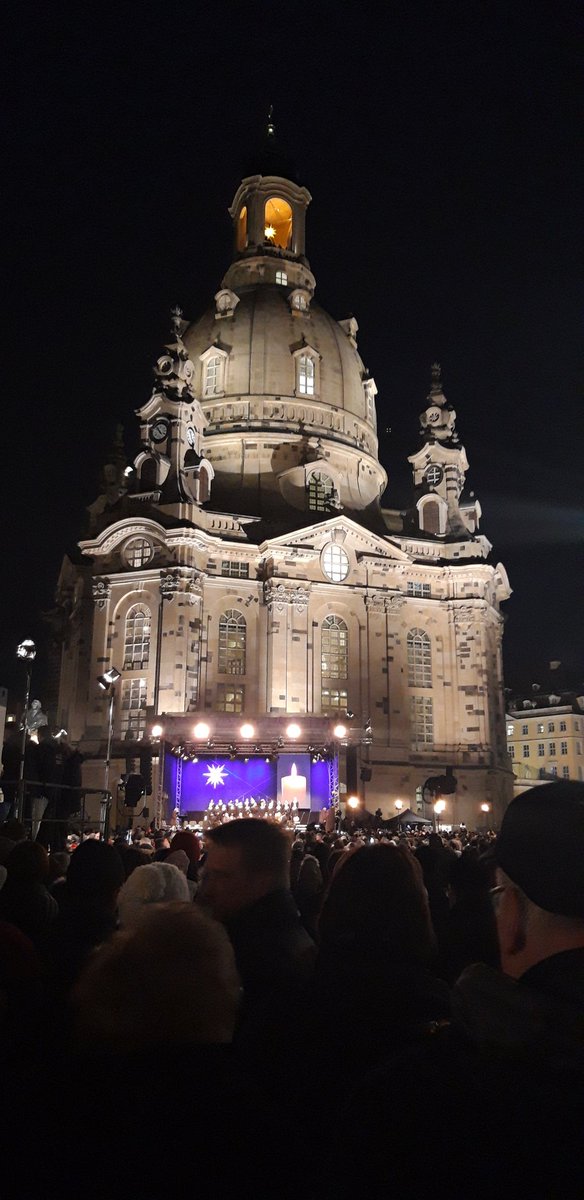 RenaKirchner52's tweet photo. Weihnachtliche Vesper an der #frauenkirche in #dresden mit früherem Bischof #Bohl und Sachsens @MPKretschmer
#epd_dabei @epd_news @epdOst https://t.co/TOXtDOKawS