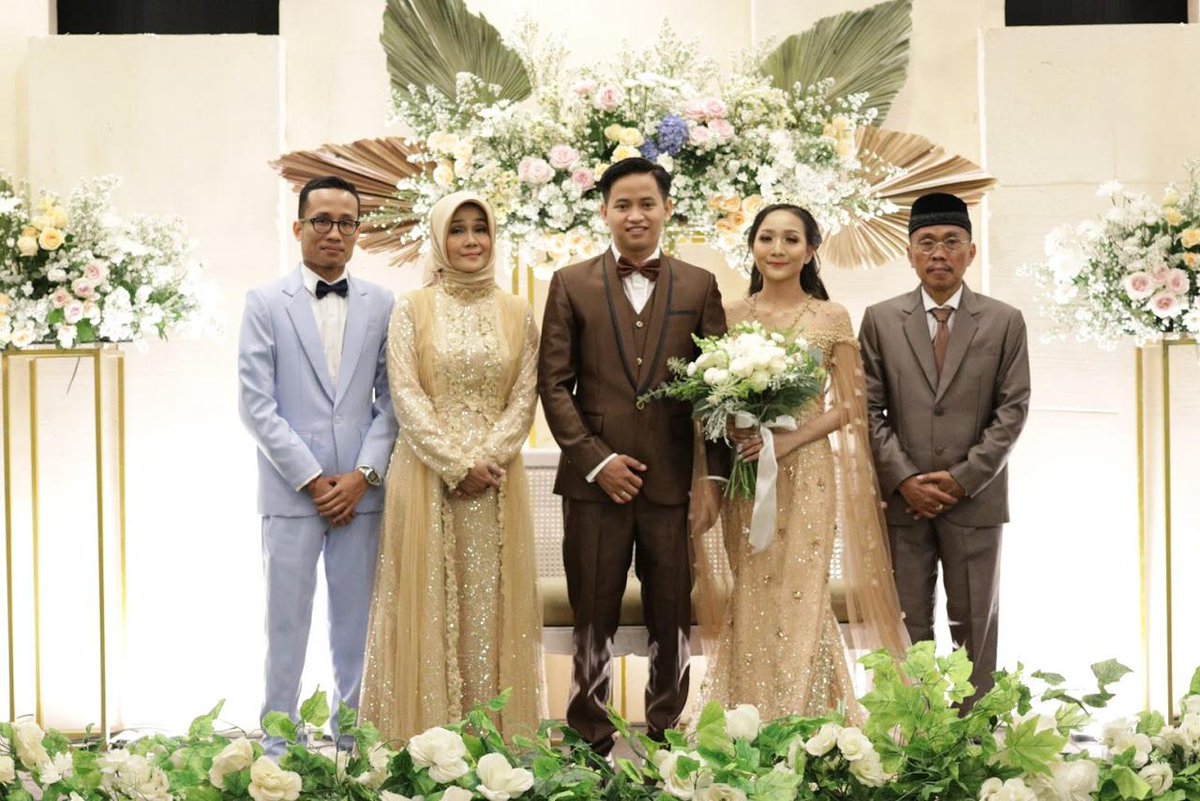 diegoristya's tweet photo. The Wedding of Dira &amp; Koko 
💐✨
#191019
.
.
.
@diraristya https://t.co/OewX6lexV8