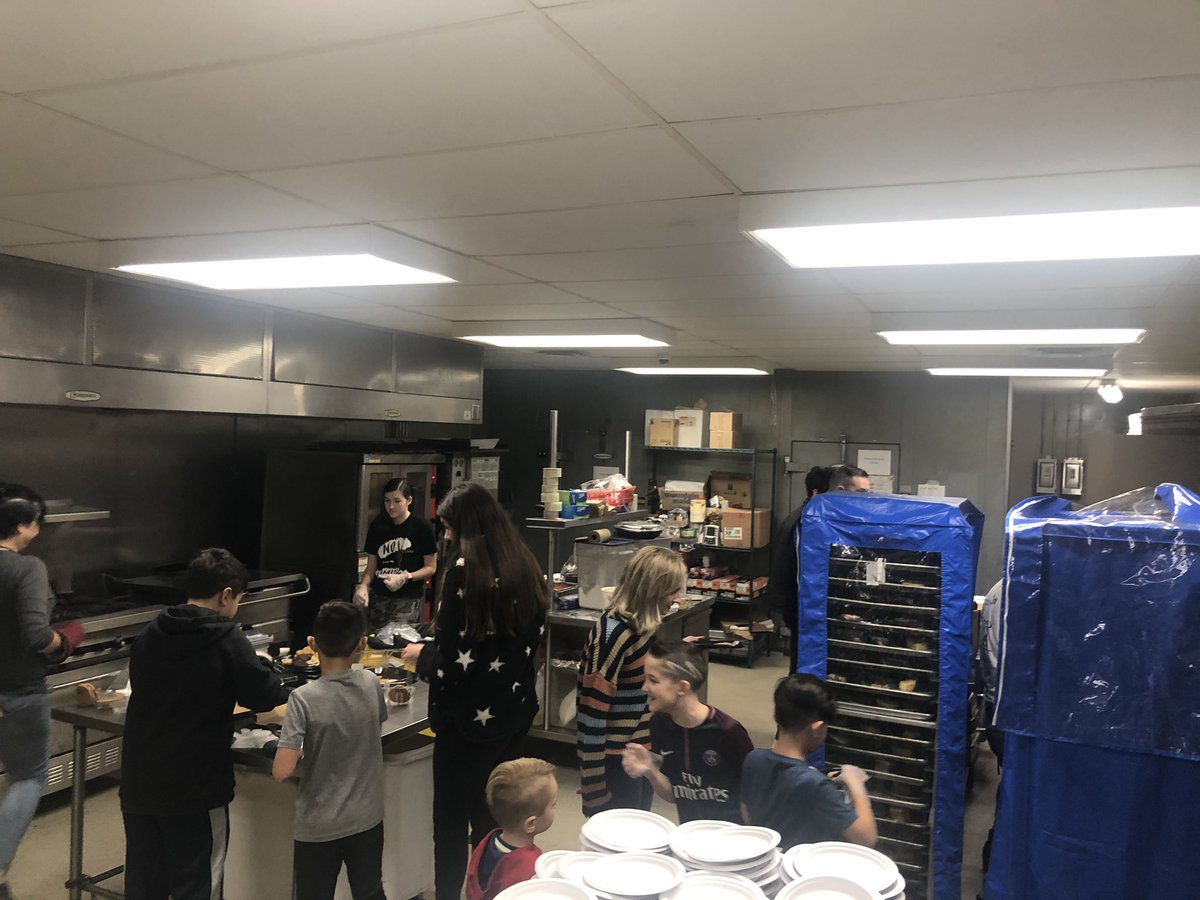 SuriHokieman's tweet photo. Giving back during the Christmas time and enjoying the family being together and serving meals at City Union mission. #ChiefsHuddlefor100 and #Sweepstakes #cityunionmissionkc https://t.co/aozXIH05mV