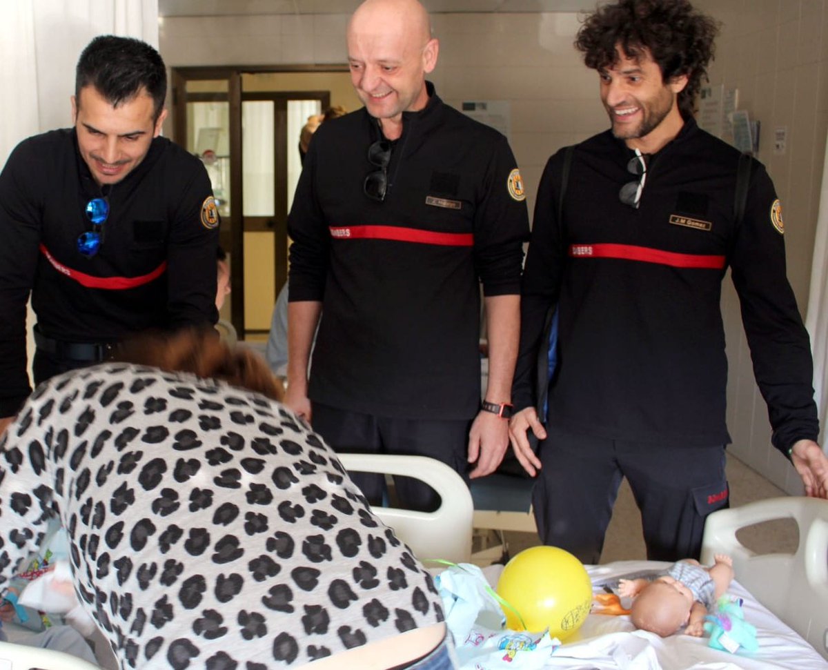 BombersValencia's tweet photo. Bombers de la zona 2 han visitat aquest matí als xiquets del @HGUVALENCIA que han repartit joguets grácies a @todojuguetes del CCC L'Osito L'Eliana https://t.co/W7NhH1DMIR