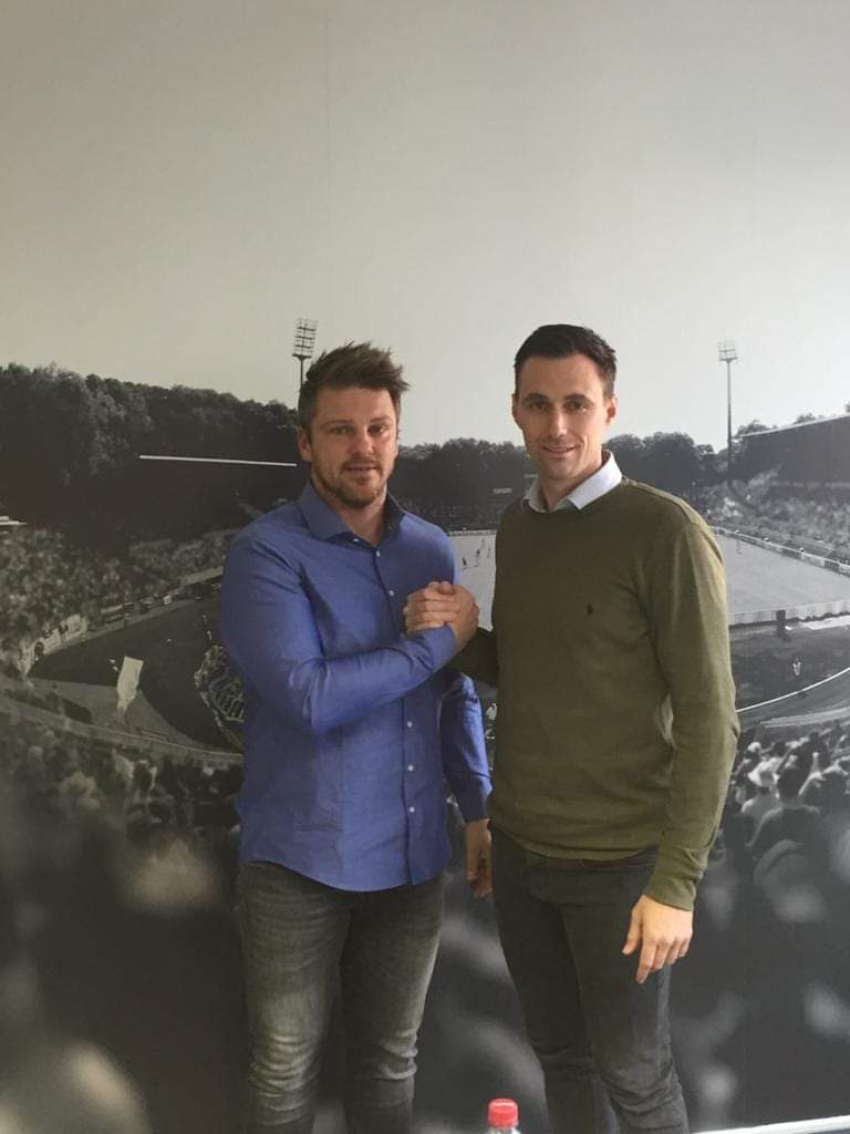 ersterfcs1903's tweet photo. Der 1. FC Saarbrücken begrüßt seinen neuen Cheftrainer Lukas #Kwasniok recht 
herzlich. Der 38-jährige wird mit Wirkung zum 01. Januar 2020 die Geschicke der 
Malstatter übernehmen, zuvor löste er sein noch bestehendes Arbeitspapier beim 1/2
#ersterfcs https://t.co/AmVZM88Hqb