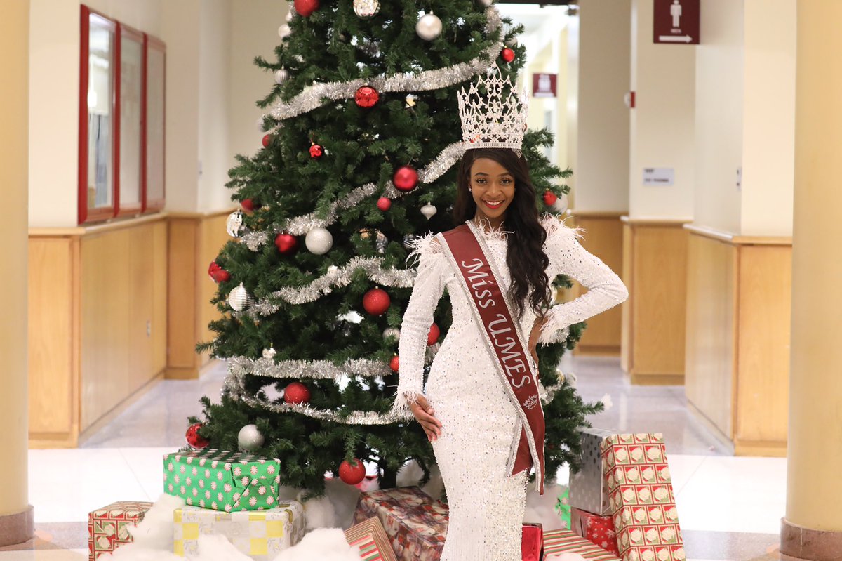 UMESRoyalty's tweet photo. Miss UMES wishes you a Happy Holiday!

#UMES #12DaysOfChristmas https://t.co/kX014nVGgC