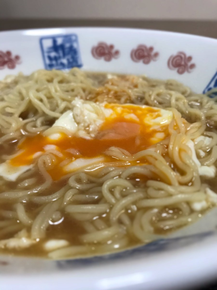 やまち この味で育ちました 子供の頃土曜は学校半ドンで帰宅 我が家は決まってチャルメラしょうゆでした 特別な日は中華三昧ね これまで味の改良はされてても基本この味 体に染み込んだ 今でも落ち着く味です 明星 チャルメラ 新味 明星