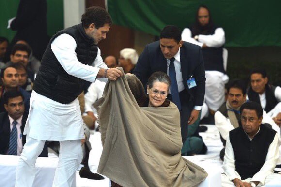 NewsRation's tweet photo. दिल्ली: बढ़ती ठंड के चलते बेटे ने अपनी ही माँ की शाल  छिनने का किया प्रयास! https://t.co/g2KROnXYDf