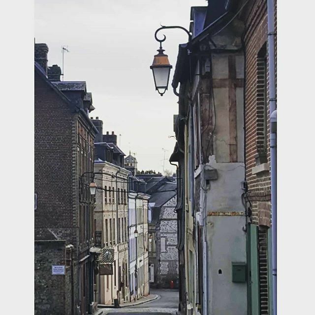 OrianaDavini's tweet photo. Sembra di essere in Chocolat. Invece è Honfleur
.
.
.
#normandie #normandia #normandietourisme #honfleur #francia #france #travelgram #travelphotography #instatravel #lilimadeleine https://t.co/Lj7mB5fNbe https://t.co/zpA0gd549t