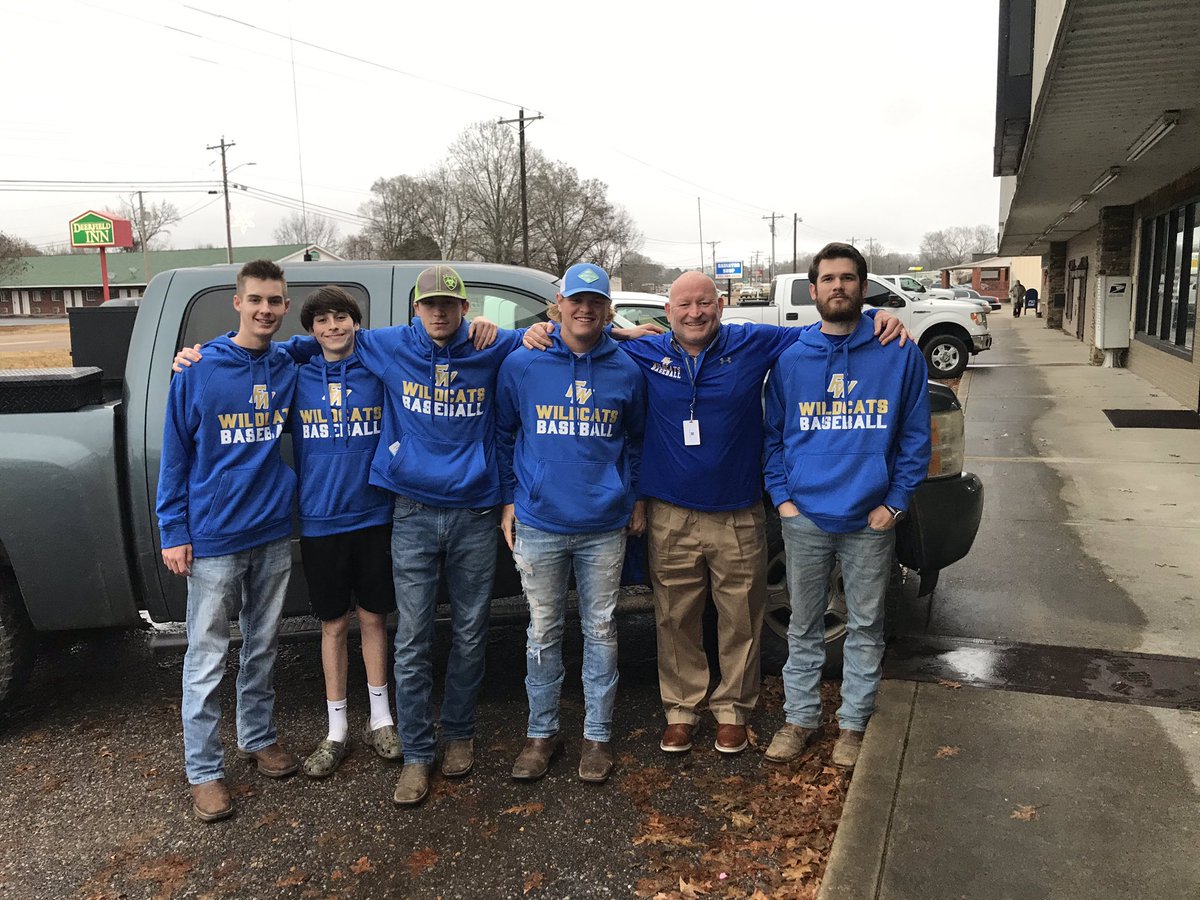 AthleticsFCPS's tweet photo. Our players and coaches out there helping senior citizens in the community! @suptking @FW_Wildcats https://t.co/sLg9siRSwC