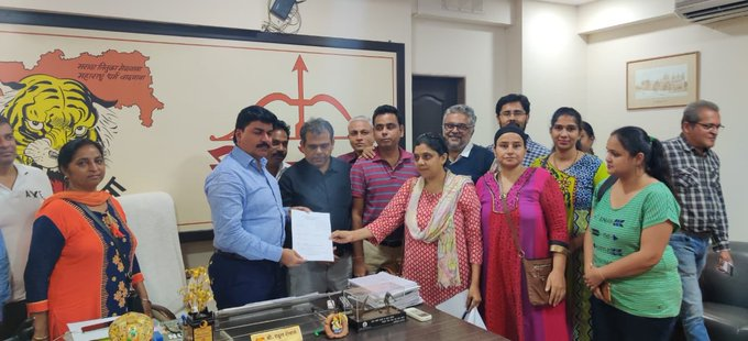 vikramjsachdev's tweet photo. Thanks ,respect @ gratitude @uddhavthackeray ji @shewale_rahul ji all new team when big brothers  &amp; even pitaji of Banks #rbi were ready to listen #PMCBankCrisis These people r coming to our rescue. Respect to all who listen to honest cityzen. God bless my country . https://t.co/boDjw0kZjB