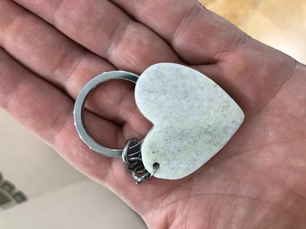 simonsheartorg's tweet photo. On vacation, Darren makes hearts (out of Jade). #SimonsHeart https://t.co/5ik4Uo02jD