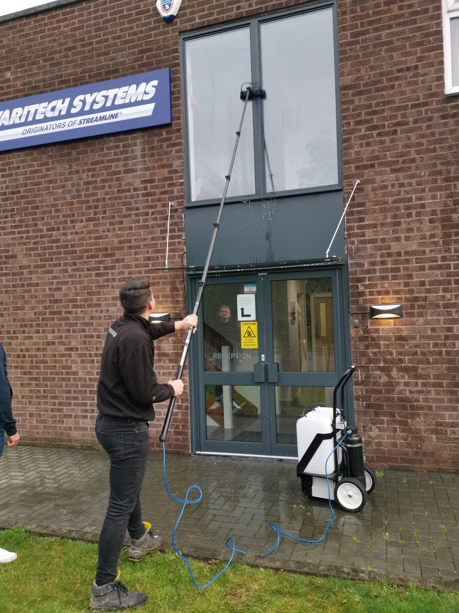 streamline_sols's tweet photo. Last couple of days before the Christmas break and the guys have got some of the kit out. #ova8 @OVA8_products #waterfed https://t.co/BXSq0vunsV