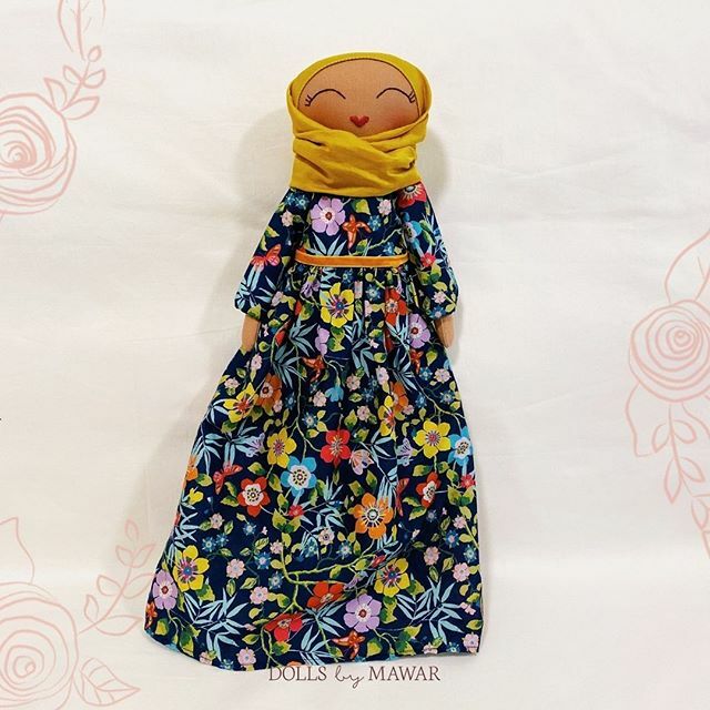 muslimcreatives's tweet photo. #CMWArtMonday from @dollsbymawar: Salaam and hello everyone 👋🏼 Sofia 40cm in @libertyfabrics Mini Pavilion Tana Lawn Cotton dress, with a velvet belt and faux pearl buttons detailing • • • 
Share your latest 🎨 work with us by using CMWArtMonday hasht… https://t.co/JVpOlM4mOE https://t.co/uS4f0iMEJC