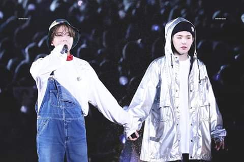 La_Sobi_Random's tweet photo. Traducción 🍃

A day like today, but 9 years ago, 2 very nice people met in some bedrooms, those 2 people have brightened the lives of many more people, those 2 beautiful people are called... Min Yoongi and Jung Hoseok #HappySopeDay #SOPEday #SOPEAnniversary #yoonseok @BTS_twt https://t.co/xQtHHqROJJ