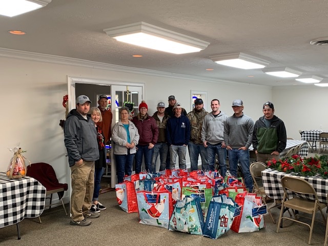 PalmettoCorp's tweet photo. Our survey division went out and delivered turkeys to the community of Loris this weekend! Look at these photos!😍🥰🦃🎄 #palmettocorp #surveydivision #onecompanyoneteam https://t.co/u74ToCyzYk