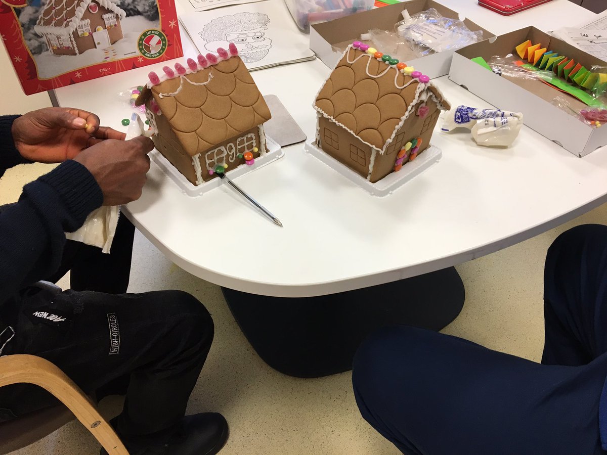 LWardnsft's tweet photo. Decorating gingerbread houses and a Christmas sing-a-long... 🎄✨❄️ Fa la la la la la la la Lark 🎶 https://t.co/ZsOOfZ85rO