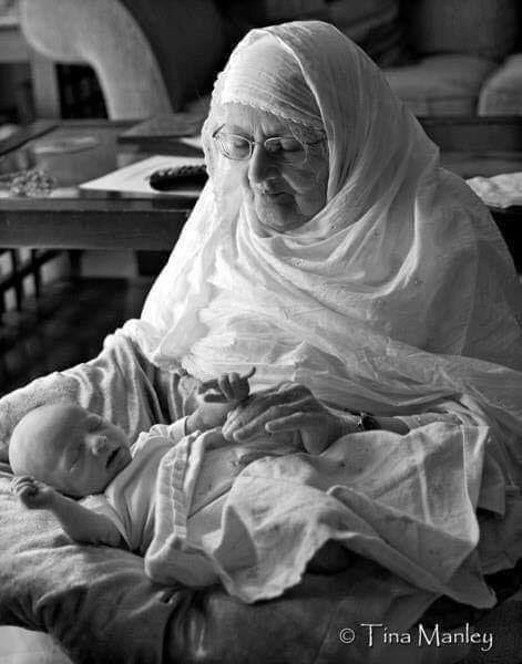 Мама сон исламский. Бабушка мусульманка. Дети в Исламе. Мать мусульманка. Мусульманка с ребенком.