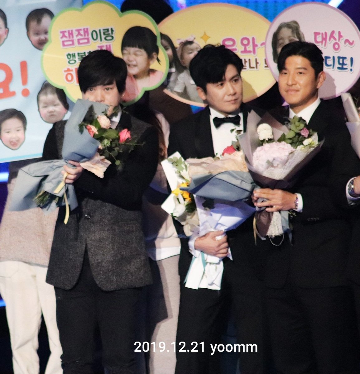 yoommdal23's tweet photo. 꽃을 든 아빠들~ https://t.co/wGNzqPJE5j