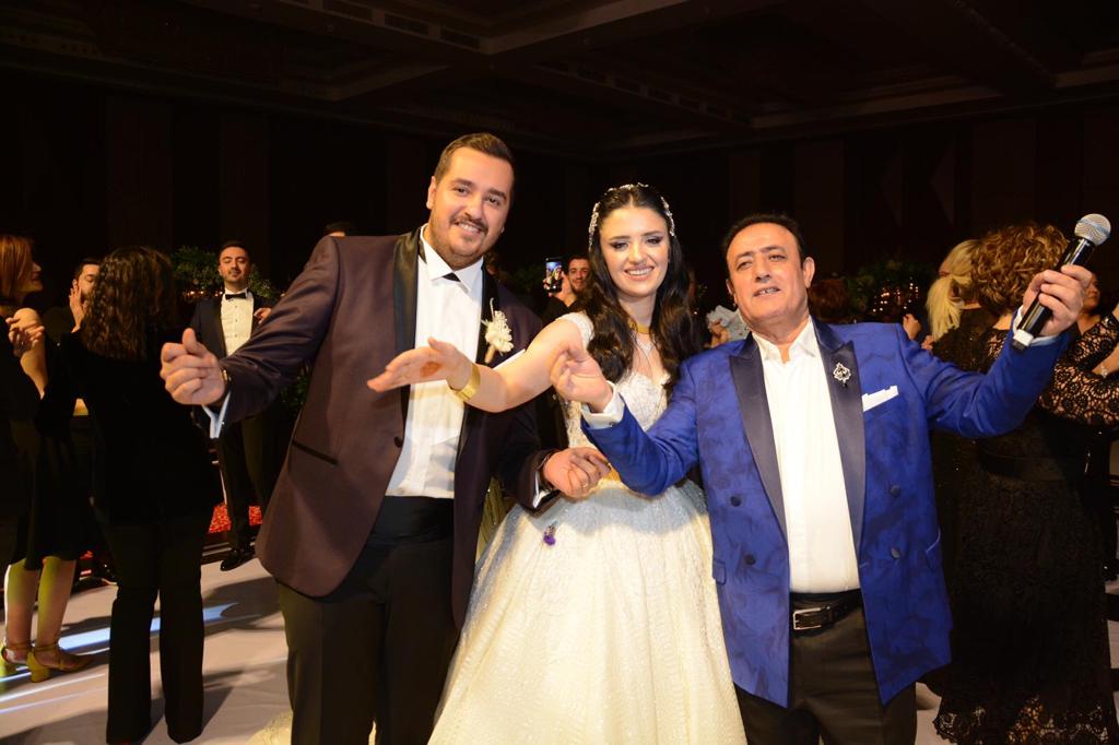 Kıymetli dostum, spor ve iş dünyasının sevilen ismi Hakkı Kılıç'ın yakışıklı oğlu ile Özbay Ailesi'nin kızı Ayşenur'un düğün törenine katıldık. Hayırlı olsun. Rabbim iki cihanda mesut ve bahtiyar etsin.